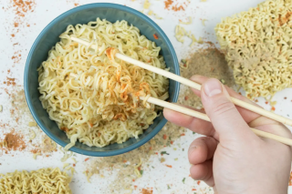 Sering Makan Mie Instan Dicampur Nasi Ini Risiko Jangka Panjangnya