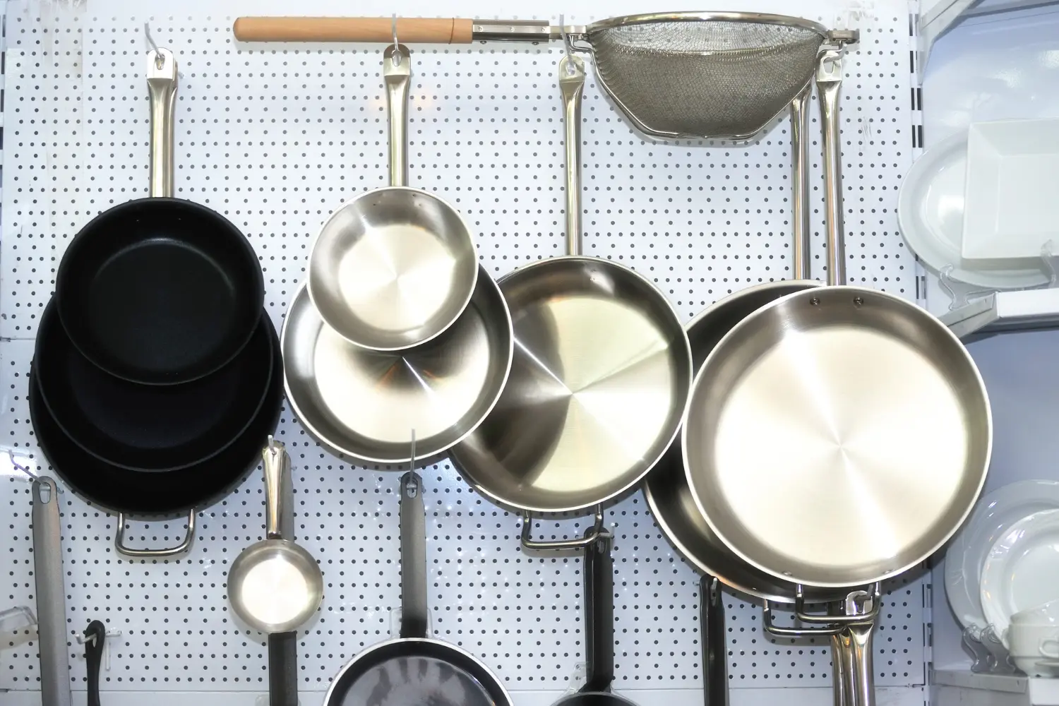Perbandingan Alat Dapur Stainless vs Keramik: Mana yang Lebih Baik
