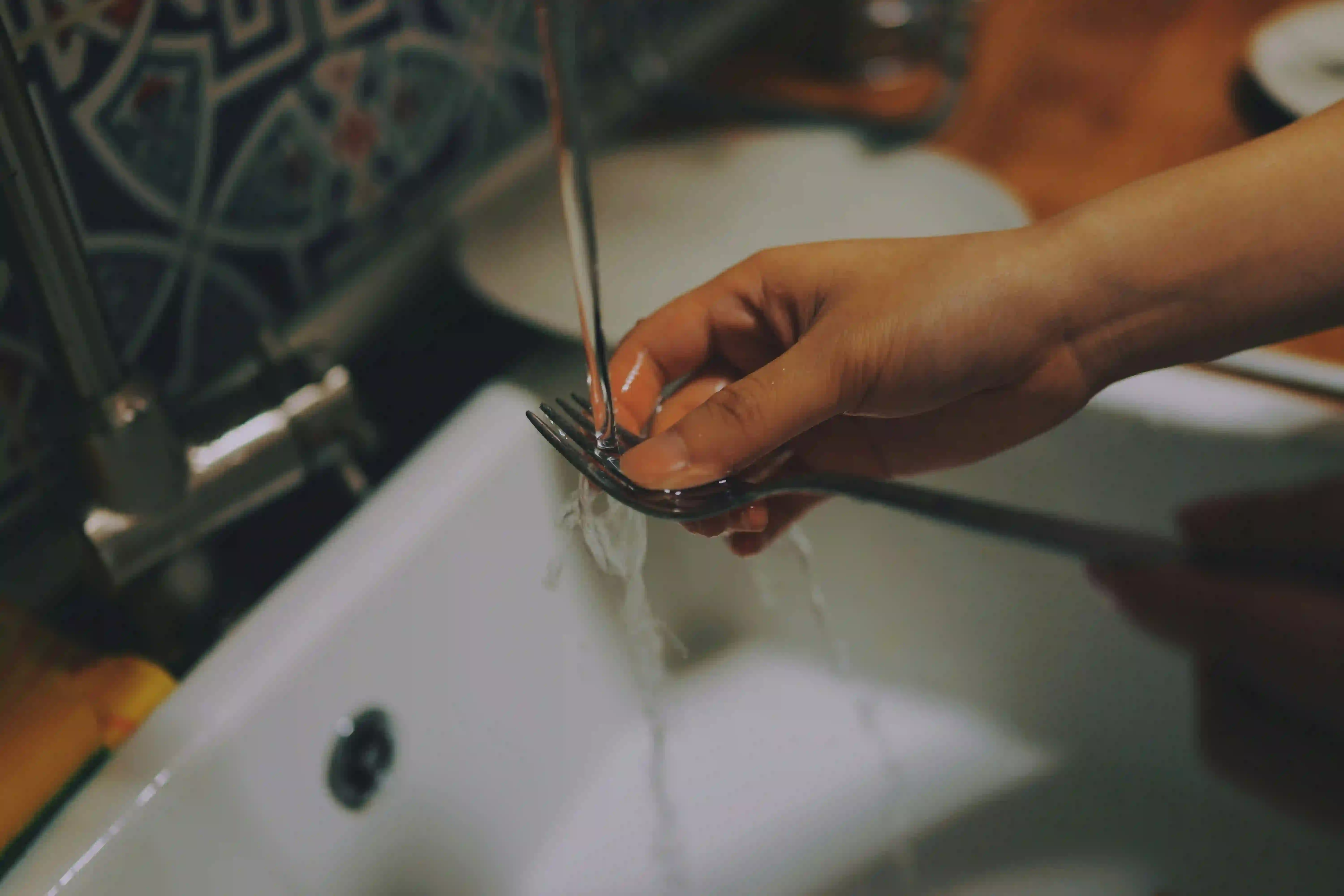 Cara Efektif Membersihkan Noda Minyak pada Peralatan Masak dan Pakaian