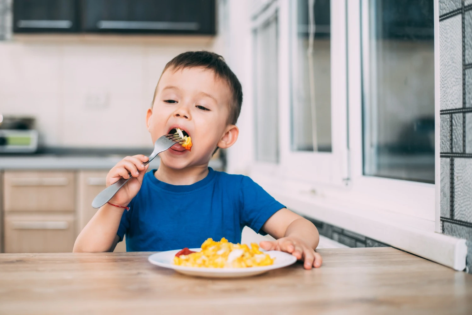 Trik Psikologis agar Anak Lebih Tertarik pada Makanan Rumah daripada Jajanan