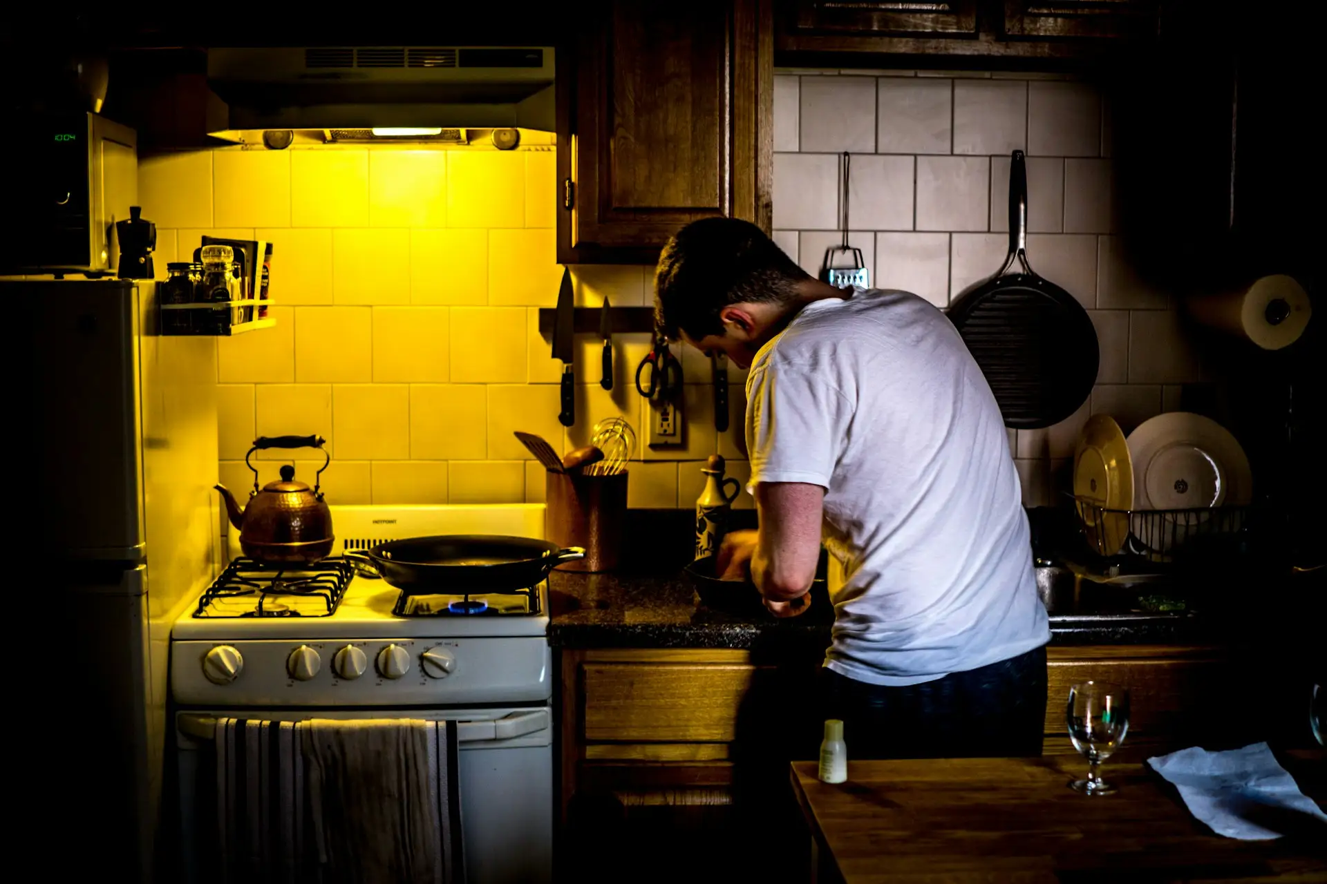 5 Kebiasaan Buruk Saat Masak yang Harus Dihindari