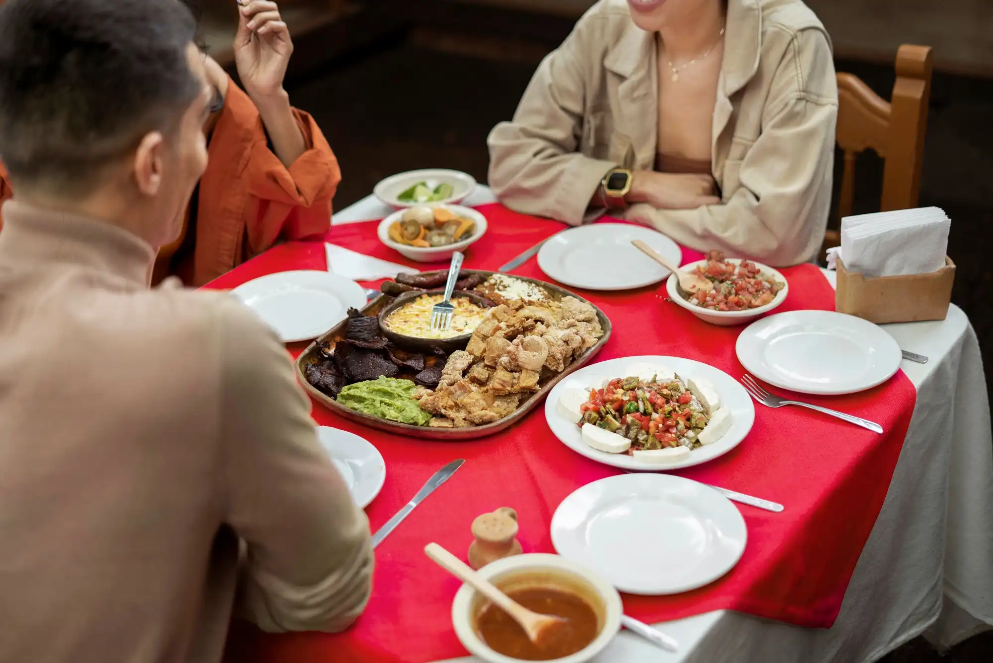 Tips Menyusun Makanan di Meja Makan Keluarga