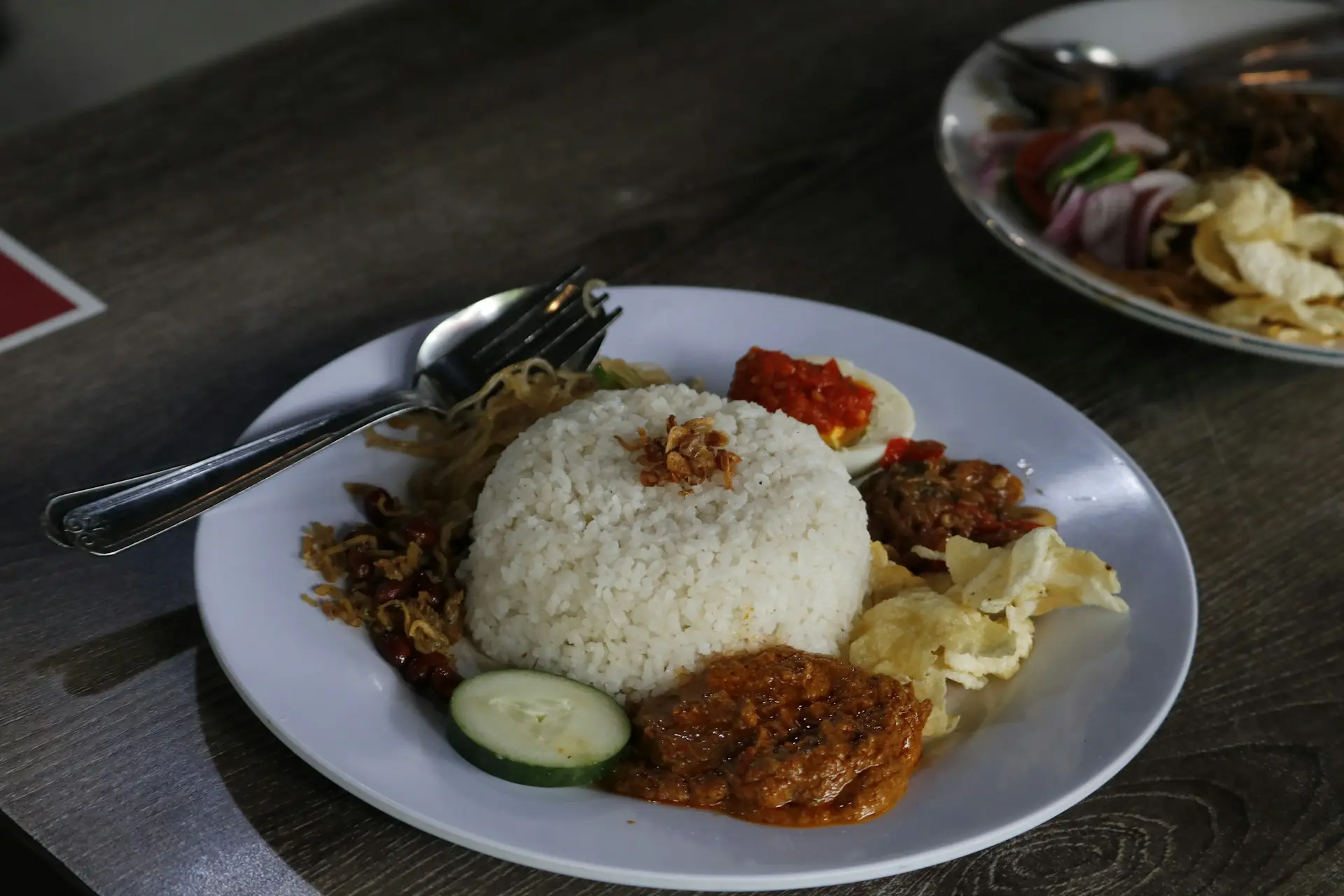 Trik Membuat Nasi Uduk Anti Gagal, Lengkap dengan Lauk dan Kondimennya