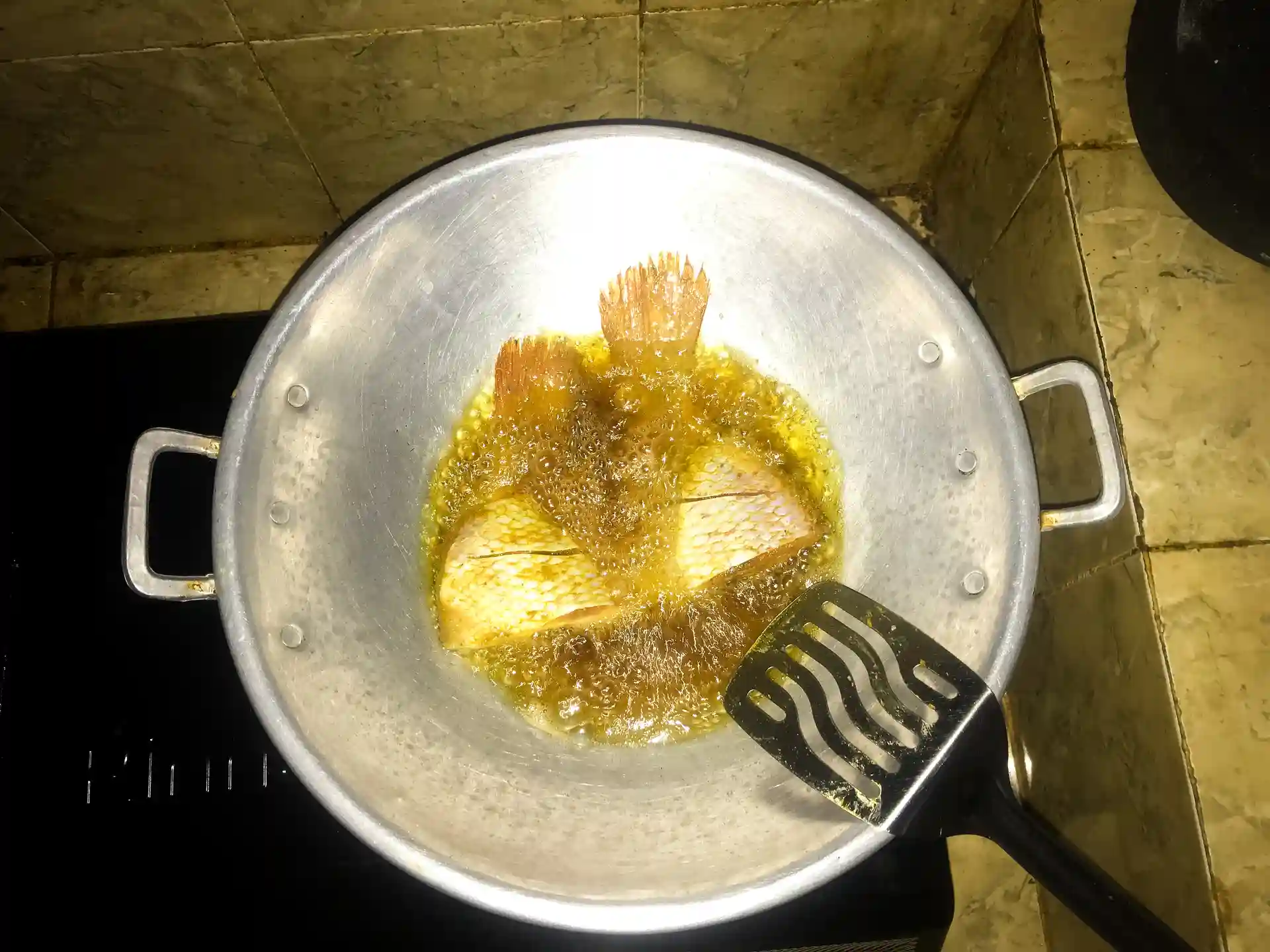 Kenali Bau Minyak Goreng Rusak Sejak Dini