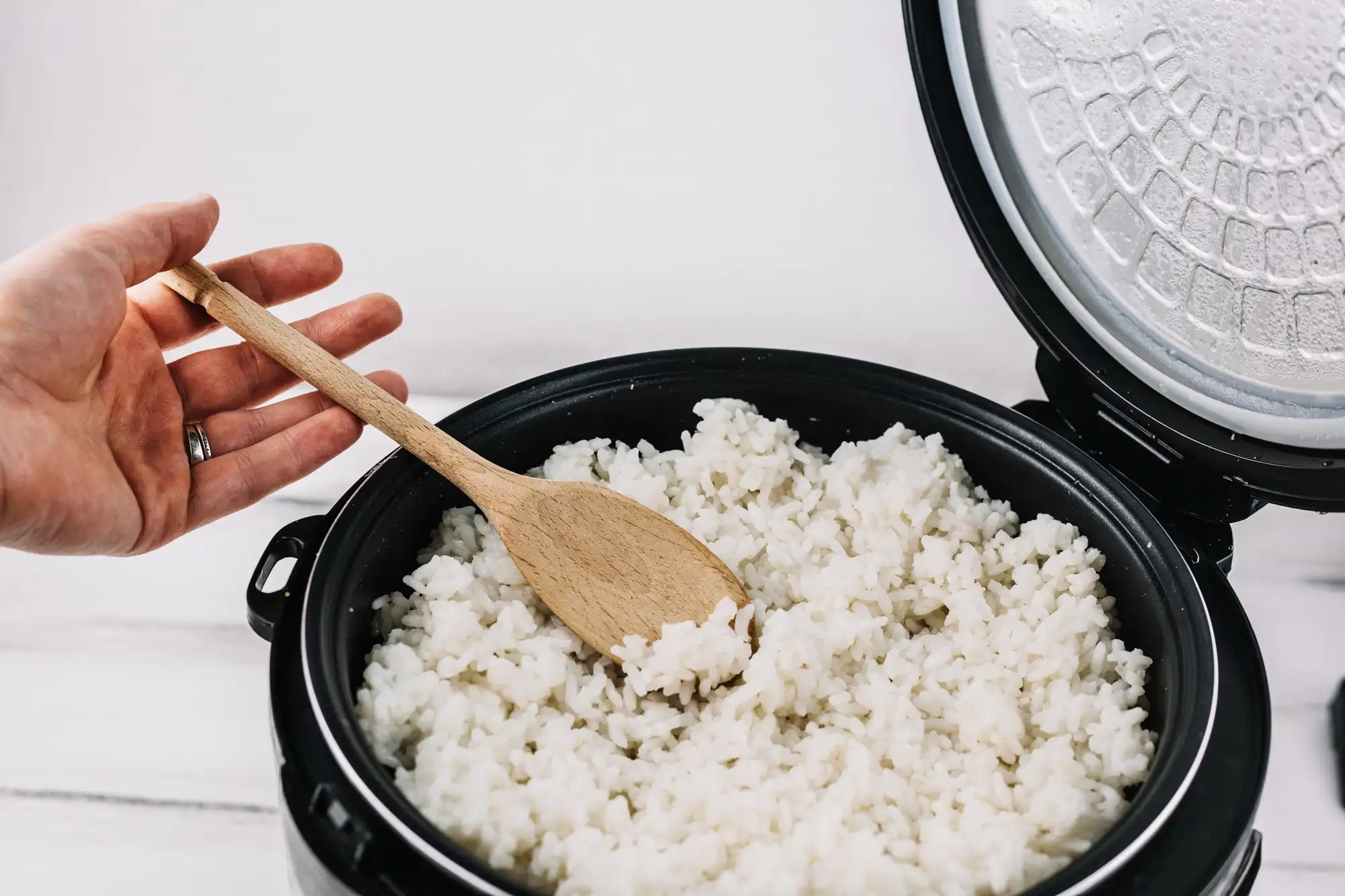 Tips untuk Mencegah Nasi Basi Meski Listrik Padam