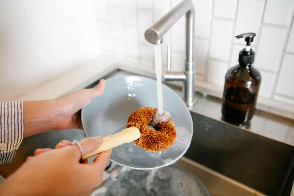Panduan Membersihkan Saluran Air Dapur agar Tetap Lancar dan Higienis