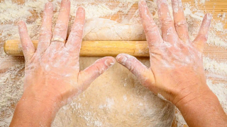 Langkah Praktis Menjaga Kesehatan Kulit Tangan bagi yang Sering Beraktivitas di Dapur
