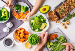 Cara Menjaga Keseimbangan Nutrisi saat Berbuka agar Tidak Berlebihan