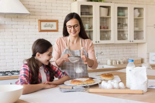 Cara Mudah Mengajarkan Anak Mengenal Fungsi Alat dan Bahan Dapur