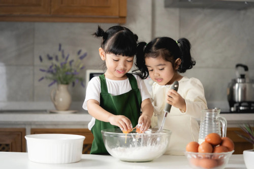 Trik Menyulap Kegiatan Dapur Jadi Aktivitas Edukatif untuk Anak cover