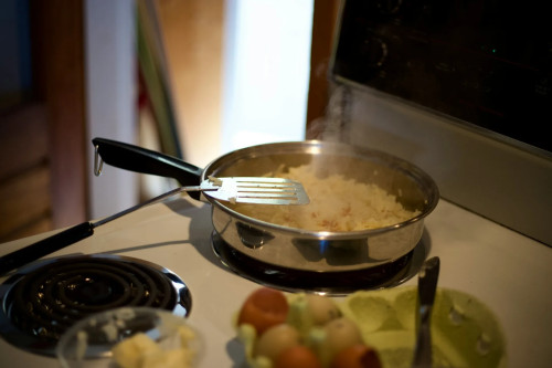 Trik Efektif Mengurangi Paparan Zat Kimia dari Peralatan Masak Sehari-hari cover